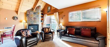 Una Smart TV, una chimenea, un reproductor de DVD