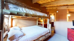 1 bedroom, free WiFi, bed sheets - Homey Studio Loft near The Village! Private Washer/Dryer. Hot Tub On-site (Mammoth Lakes)
