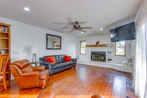 Smart TV, chimenea, videojuegos y reproductor de DVD