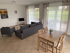 Basic Apartment | Living area | 28-inch LCD TV with satellite channels, TV - Apartment Mühlbach (Bad Abbach)