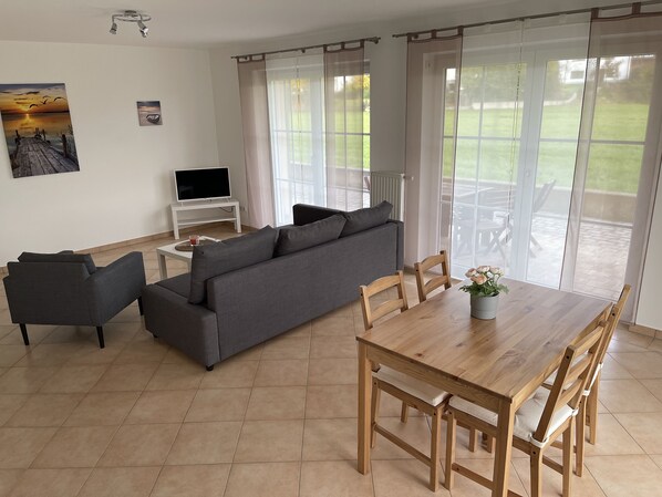 Căn hộ cơ bản | Khu phòng khách | TV LCD 28-inch có truyền hình vệ tinh, TV