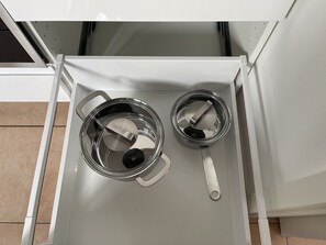 A kitchen drawer with two stainless steel pots and a pan. - Apartment Mühlbach (Bad Abbach)