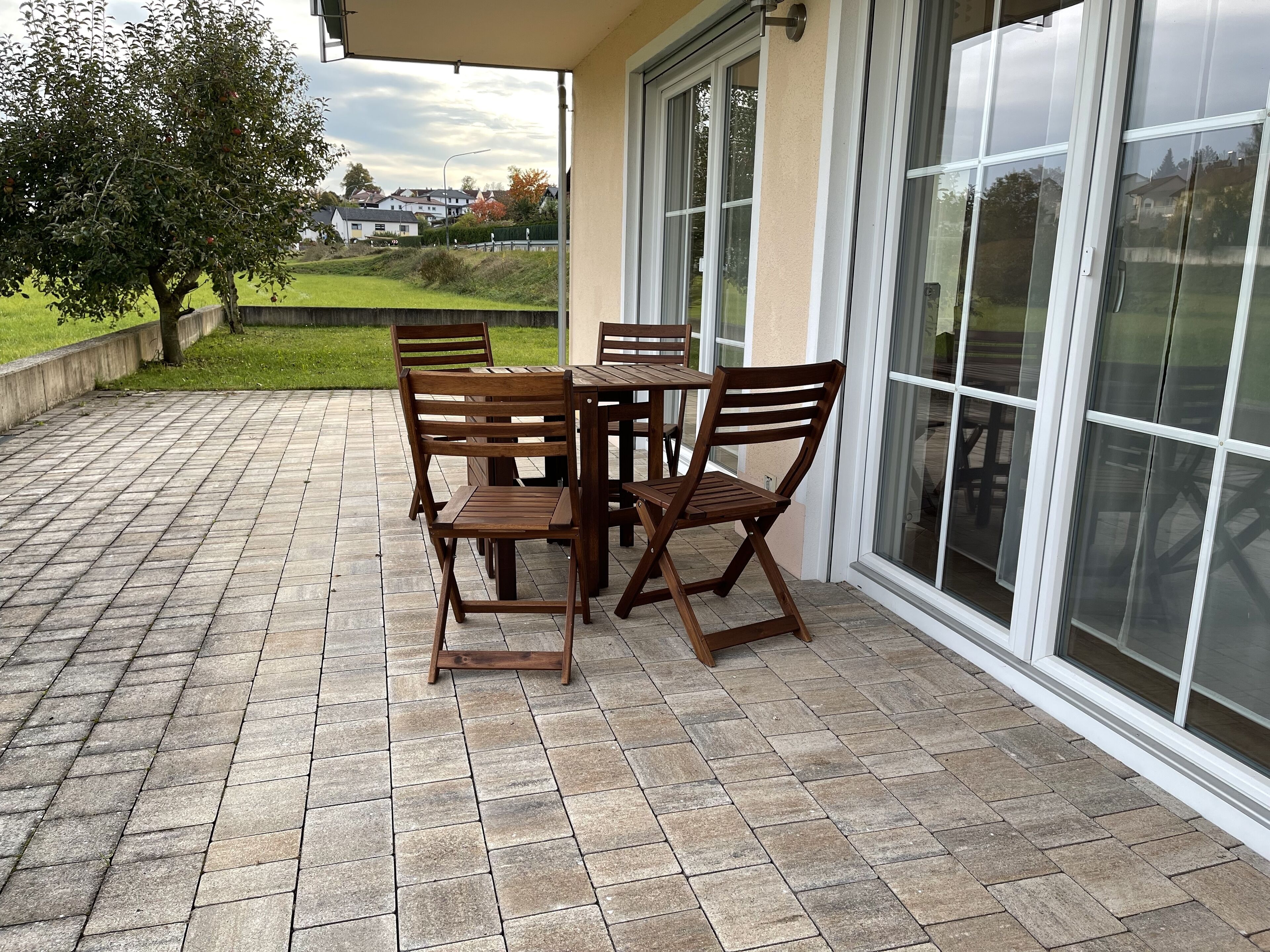 Basic-Apartment | Wohnbereich | 28-Zoll-LCD-Fernseher mit Satellitenempfang, Fernseher