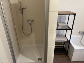 Basic Apartment | Bathroom | Separate tub and shower, hair dryer, towels, soap - Apartment Mühlbach (Bad Abbach)