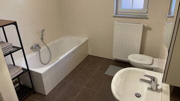 Departamento básico | Baño | Tina y regadera independientes, secadora de cabello, toallas, jabón