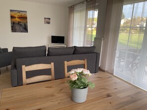 Basic Apartment | Living area | 28-inch LCD TV with satellite channels, TV - Apartment Mühlbach (Bad Abbach)
