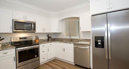 11 E Pinehurst Manor