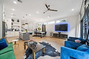 Smart TV, table football - 🦚Luxury Downtown Luxury Escape ☆ HotTub ☆Backyard Oasis☆ Sleeps 12 (Houston)