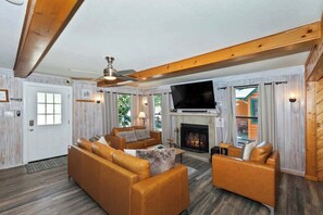 TV, caminetto, studio