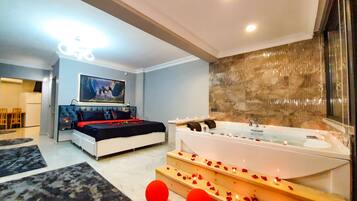 Romantische suite, bubbelbad, uitzicht op zee | 1 slaapkamer, een bureau, gratis wifi, beddengoed