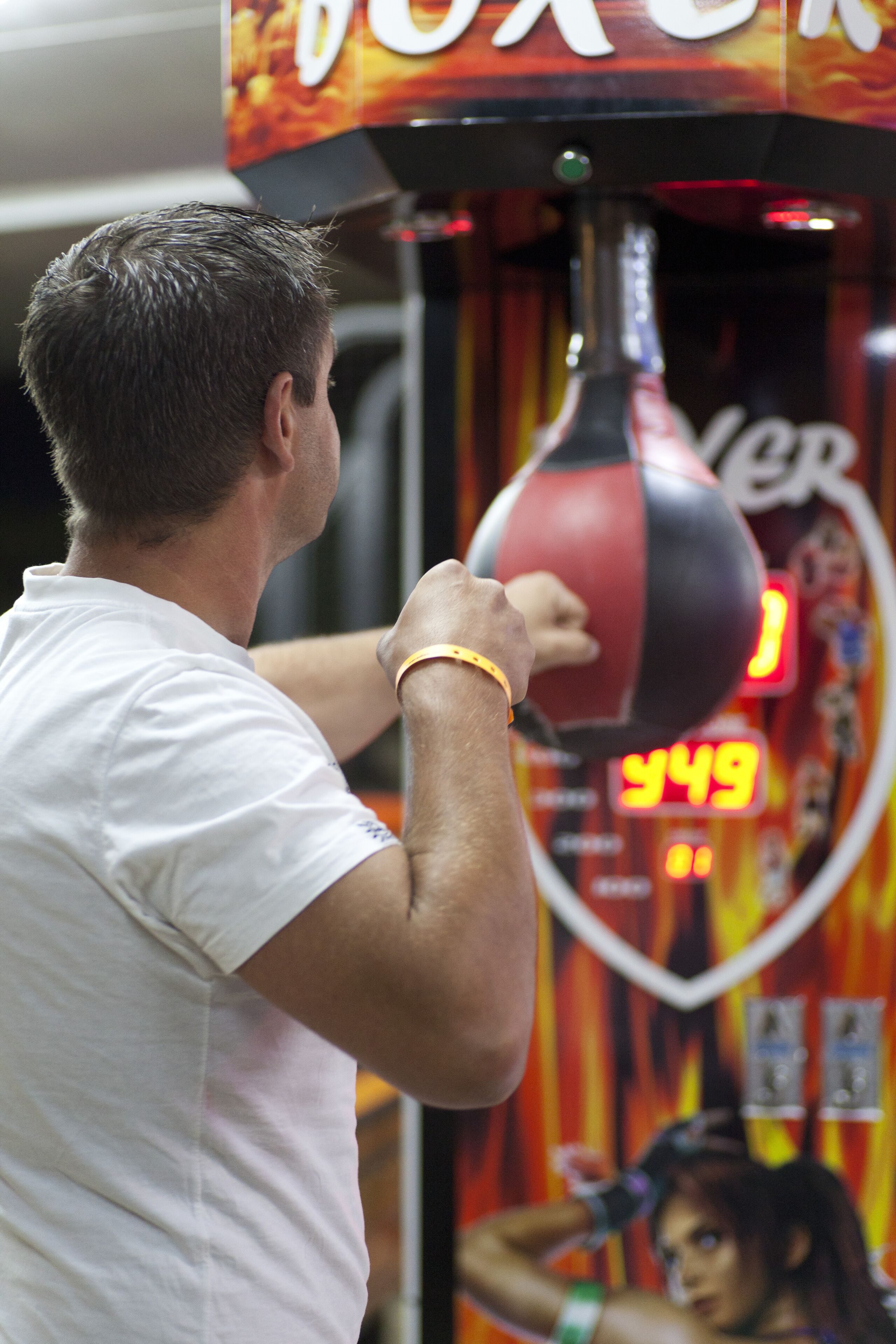 Un hombre jugando un juego de boxeo en una sala recreativa.