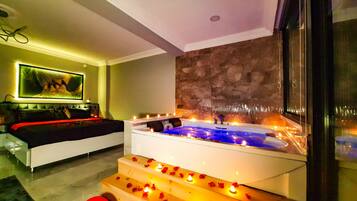 Suite romántica, hidromasaje, vista al mar | Escritorio, wifi gratis y ropa de cama