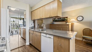 コーヒー / ティーメーカー、冷蔵庫、電子レンジ、オーブン