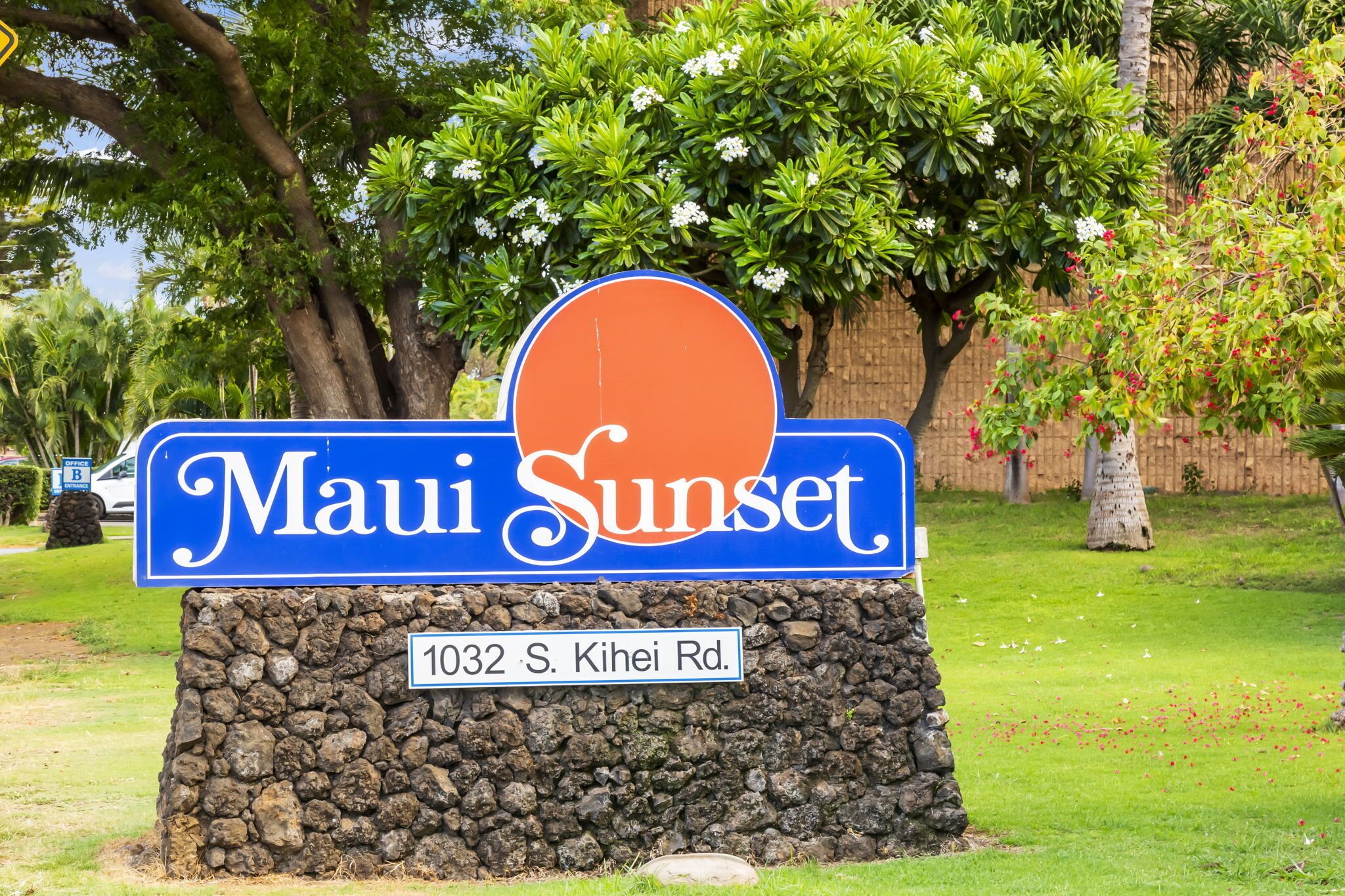 Schild mit der Aufschrift 'Maui Sunset' und der Adresse '1032 S. Kihei Rd.'