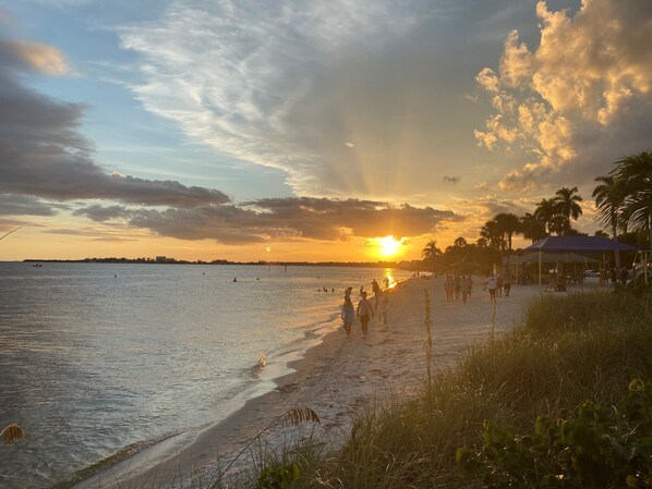 Una playa cerca, sillas reclinables de playa, toallas de playa