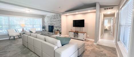 Smart-TV, peis og bøker