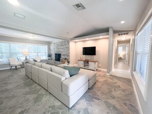 Smart TV, chimenea, libros