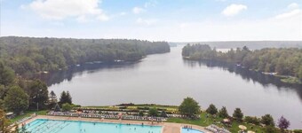 Chalet Retreat Near Lake Naomi  Firepit, Decks, Walk to Clubhouse