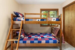 4 Schlafzimmer, Schreibtisch, Bügeleisen/Bügelbrett, kostenloses WLAN
