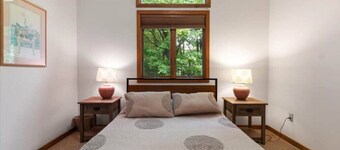 Chalet Retreat Near Lake Naomi  Firepit, Decks, Walk to Clubhouse