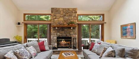Smart TV, chimenea y futbolito