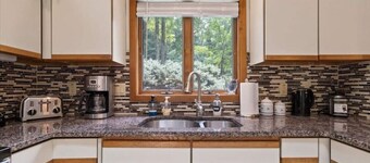 Chalet Retreat Near Lake Naomi  Firepit, Decks, Walk to Clubhouse