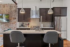 Fridge, microwave, oven, stovetop - 3BR Luxury Condo, Parking, Elevator (Philadelphia)