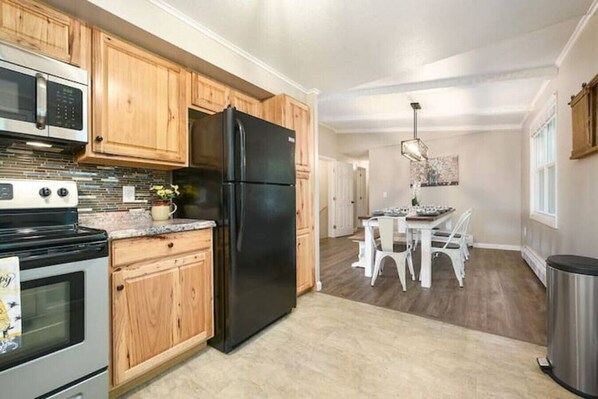 冰箱、微波炉、烤箱、炉灶