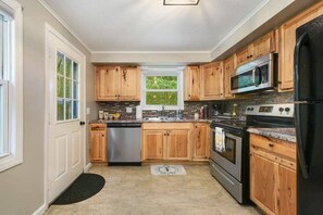 雪櫃、微波爐、焗爐、爐具