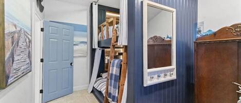 2 slaapkamers, een bureau, een strijkplank/strijkijzer, wifi