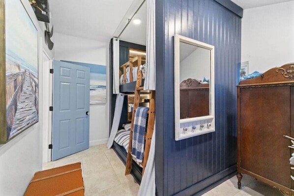 2 bedrooms, desk, iron/ironing board, WiFi