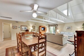 Villa, 2 Bedrooms | Dining