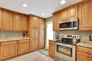 Refrigerador, horno, placa de cocina, cafetera/tetera