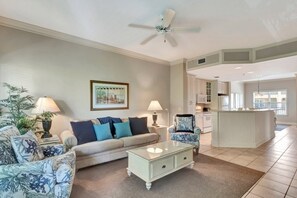 Condo, 2 phòng ngủ | Khu phòng khách | TV màn hình phẳng 