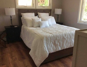 2 habitaciones, escritorio y tabla de planchar con plancha 