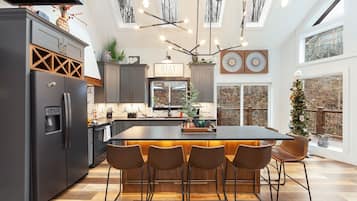 Cabin, 3 Bedrooms | Dining
