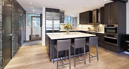 New Listing! West End Jewel - Steps to bus to 4 ski areas!(4860 3 Bedroom Condo by RedAwning