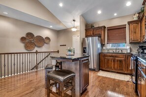 Fridge, microwave, oven, stovetop - BEAUTIFUL Home Close to Branson Activities! (Hollister)