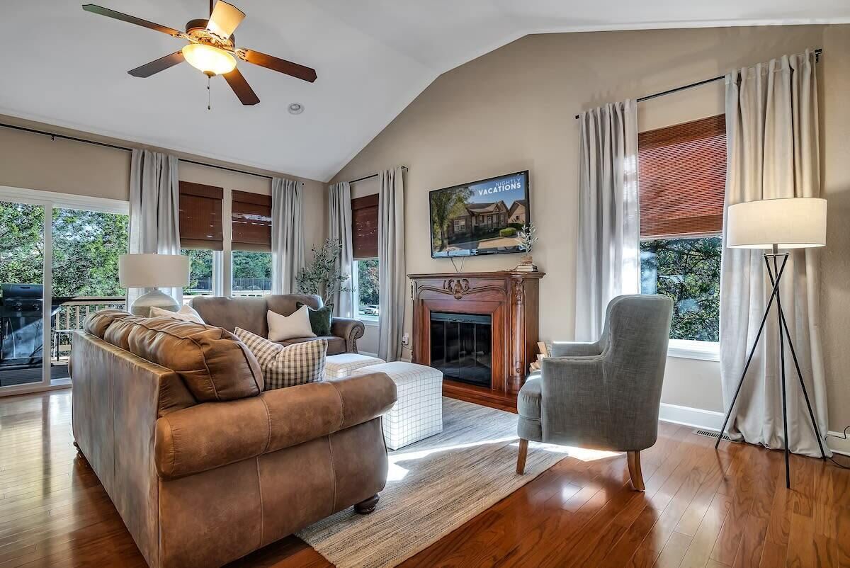 Televisión, chimenea, libros y oficina 