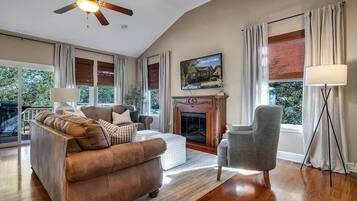 Televisión, chimenea, libros y oficina