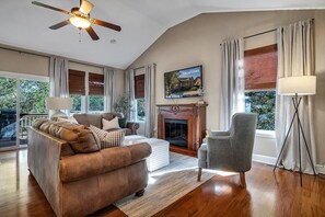 TV, fireplace, books, offices - BEAUTIFUL Home Close to Branson Activities! (Hollister)