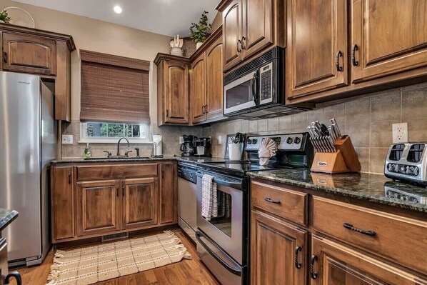 Fridge, microwave, oven, stovetop - BEAUTIFUL Home Close to Branson Activities! (Hollister)