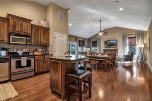 Fridge, microwave, oven, stovetop - BEAUTIFUL Home Close to Branson Activities! (Hollister)