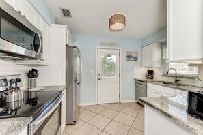 Réfrigérateur, micro-ondes, plaque de cuisson, lave-vaisselle