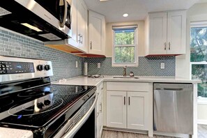 Fridge, stovetop, dishwasher