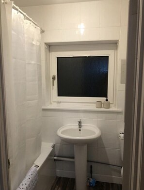 Combined shower/tub, towels