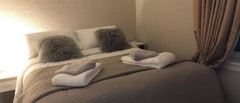 1 bedroom, bed sheets