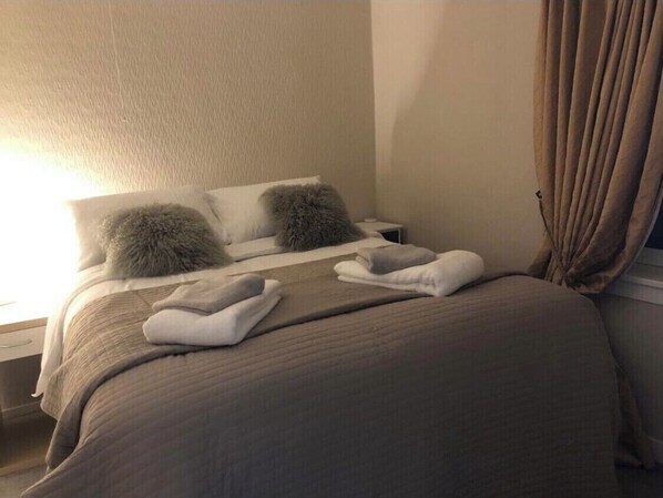 1 bedroom, bed sheets