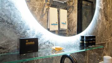 Premium-Doppelzimmer | Badezimmer | Kostenlose Toilettenartikel, Haartrockner, Bademäntel, Hausschuhe