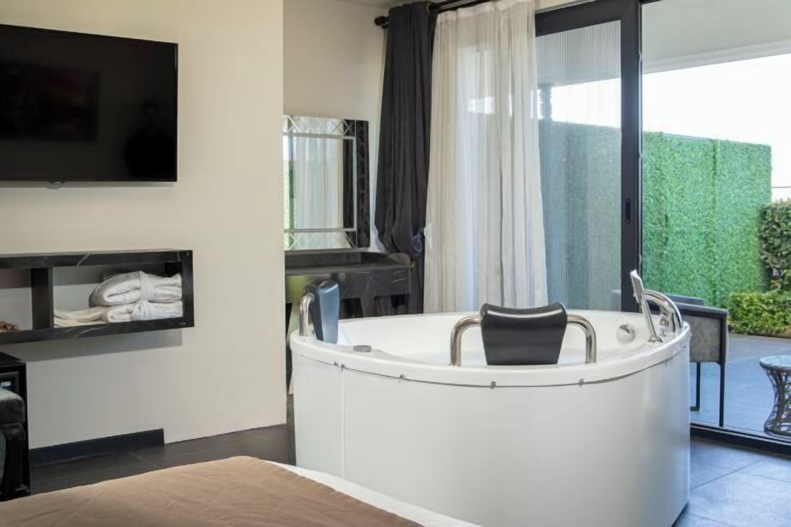 Luxe beddengoed, een minibar, een kluis op de kamer, een bureau